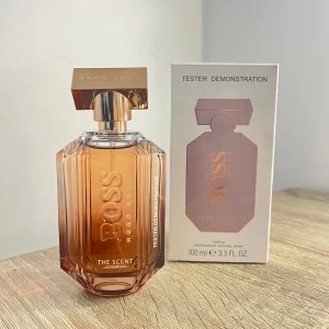 Hugo Boss The Scent Le Parfum - Elegant och sofistikerad doft från Hugo Boss. The Scent Le Parfum kombinerar noter av apelsinblomma och vetiver med eleganta inslag av akigalaträ. Flaskan har en stilren design i brunt glas med gulddetaljer och rymmer 100 ml. Hugo boss parfym ”the scent la perfum” i testvariation. Enda skillnaden från den ”vanliga” är texten på sidan. 100 ml. Nypris runt 2000kr