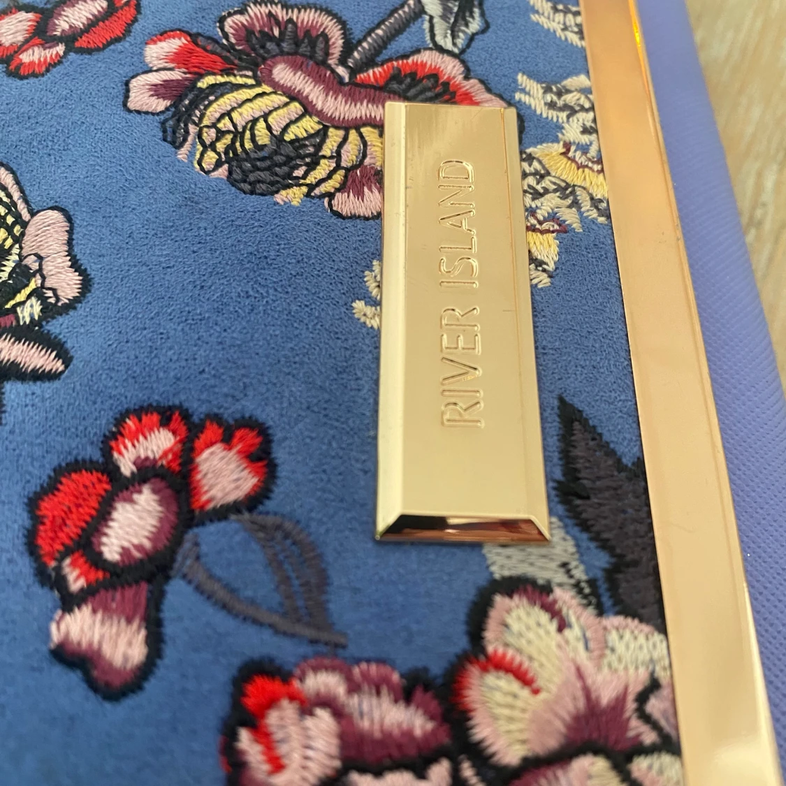 Blå blommig broderad plånbok från River Island - 3