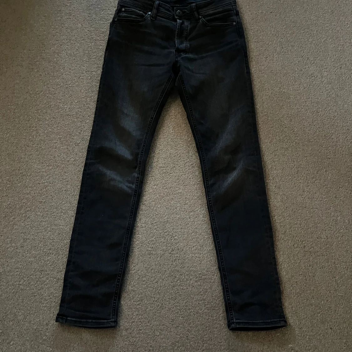 Svartgråa jeans från Jack and Jones - 1