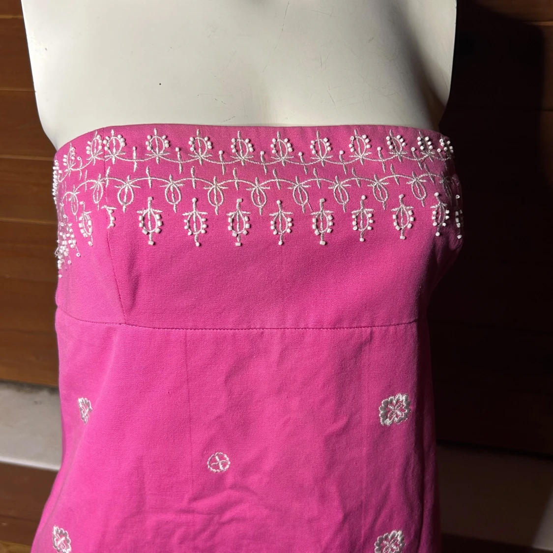 Rosa axelbandslös klänning med broderi - 4