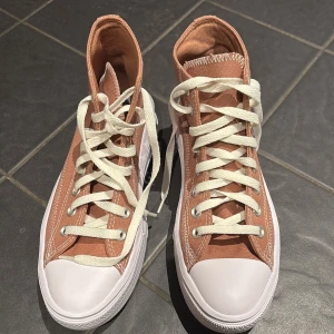 Converse  - Helt nya köpte de förra året har inte blivit använda en ända gång. Kommer med lådan. Till kvinnor i storlek 39.
