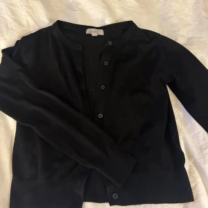 Svart Kofta - Svart kofta från hm, har inga defekter💕