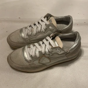Philippe Model trainers - Gråvita Philippe Model trainers i storlek 41. Pris kan diskuteras. Hör av er vid funderingar!