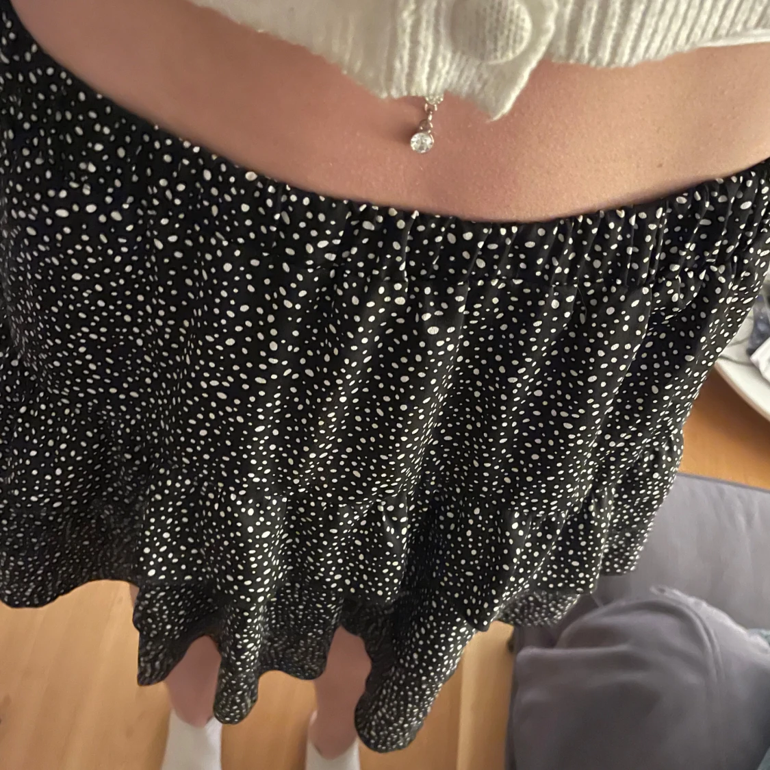 Svart prickig kjol - 1