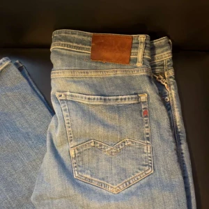Blå jeans från Replay - Snygga blå jeans från Replay i modellen Rocco storlek 32, finns lite små slitningar som syns på bilderna, kom privat med funderingar 😀