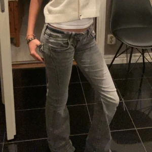 nersydda gina tricot byxor - Snygga grå jeansbyxor med låg midja som är från gina. Har sytt ner dem för hand och har har även gjort de lite tightare runt låren. Köpte dem i storlek 164 och om man vill ha dem i deras verkliga storlek kan jag spilta bort stygnen. Byxorna har detaljer som knappar och dragkedja framtill. Perfekta för en avslappnad stil. Skriv privat om du har frågor! 💕