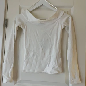 Vit offshoulder topp från Bik Bok - Säljer en vit offshoulder topp från Bik Bok i storlek XS. Toppen har långa ärmar och en tight passform. Den är tillverkad i ett mjukt och bekvämt material.💗