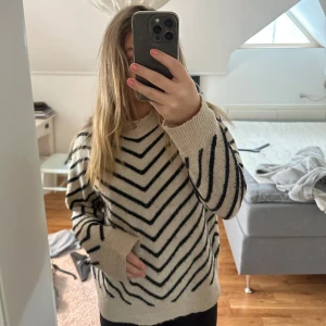 Beige och svart randig stickad tröja - Säljer denna sköna stickade tröja🩷