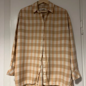 Rutig skjorta från Samsøe Samsøe - Snygg rutig skjorta i beige och vit från Samsøe Samsøe! Inköpt för 1500 kr och i mycket bra skick. 