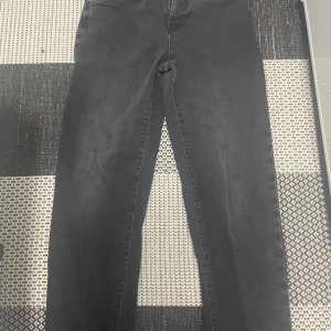 Svarta jeansbyxor - Snygga svarta jeansbyxor med en klassisk straight passform. Kan skicka mer bilder om det behövs