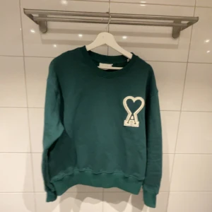 Grön sweatshirt från AMI - Säljer mina snygga tröja från ami då storleken blev lite stor det är en s men sitter mer som en m, 