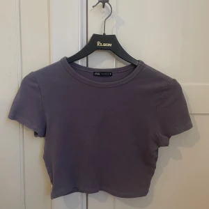 Lila croppad topp  - Säljer då den aldrig kommer till användning 
