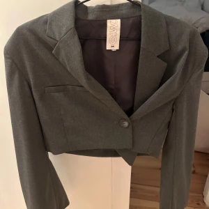 Croppad kavaj , Carin Wester - Storlek 36, knappt använd. Ordinariepris 400