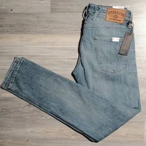 Ljusblåa Replay Anbass Jeans  - Säljer nu dessa riktigt snygga Replay Jeansen. Modellen på jeansen är anbass. Helt nya med taggar, aldrig använda. Storlek 30/32. Medföljer  påse och allting. Nypris 1600-1800kr, mitt pris endast 599kr🤝. Hör av dig om du undrar något eller vill ha fler bilder! 