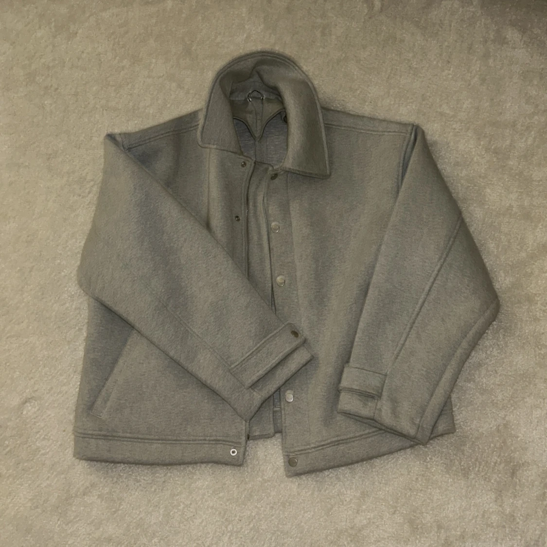 Grå jacka med dragkedja och knappar - 1