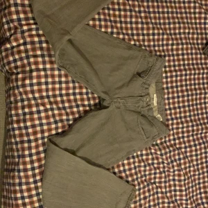Grå jeans från Vailent - Snygga grå jeans från Vailent i storlek XS. De har en klassisk femficksdesign och en knapp med dragkedja framtill. Perfekta för en stilren look.