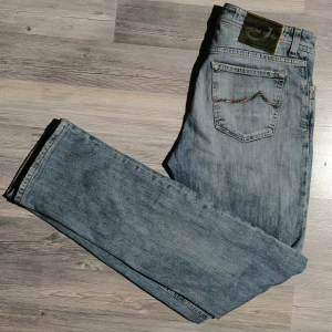 Ljusblåa Jacob Cohen Jeans  - Säljer nu dessa riktigt feta Jacob Cohen Jeansen. Storlek 34 på tagg, sitter som 32/34. Model 623C .Väldigt fint skick men har tecken på användning. Ny pris ca 5000kr! Mitt pris endast 949. Hör av dig om du undrar något eller vill ha fler bilder!