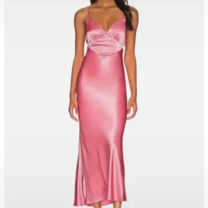 Klänning - Jättefin rosa klänning från märket bardot💝Perfekt till balen! Köpte på sellpy så vet inte om den är använd men inga tecken på användning🙌 Lånade bilder!! Kostar 1500kr ny