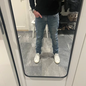 Nudie jeans - Tja, säljer mina sjukt feta jeans från nudie med modellen lean dean. Det är storlek 29/32 och dom är i 10/10 skick. Nypris 1600 mitt pris 500🤩Hör av er vid minsta fundering, priset är ej hugget i sten