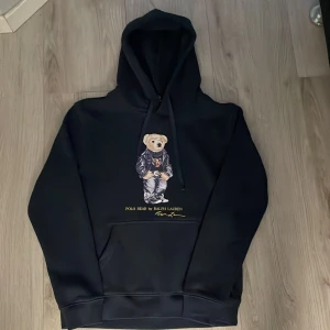 Ralph Lauren polo bear hoodie - Säljer min Mörkblåa ralph lauren polo bear hoodie då den inte används. Storlek M men sitter mer som S.
