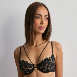 Svart spets-bh från Nelly - Säljer en söt, svart spets-bh från Nelly med hjärtformade detaljer. Den har justerbara axelband och en fin spetsdesign som ger en romantisk känsla. Perfekt för att känna sig extra speciell. Den är köpt för 249 och använd kanske 2 ggr. 