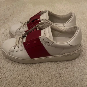 Röda valentino open - Röda valentino open skor i strl 36 mycket bra skick! Kvitto finns. Lite stora i storleken så passar även en 37 skulle jag säga. Skriv vid frågor eller funderingar!