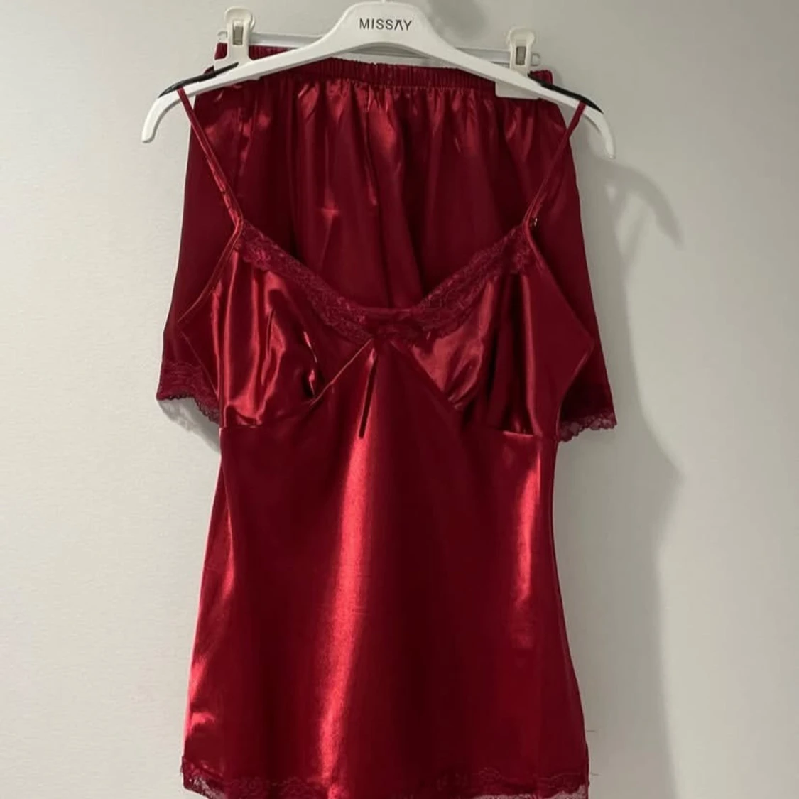 Röd satinpyjamasset