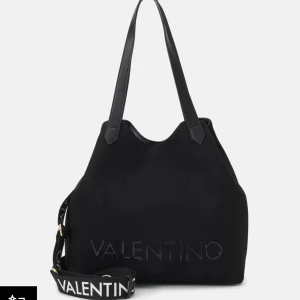 Svart axelväska från Valentino - Jättesnygg Valentino väska som får plats med mycket❤️‍🔥 bra skick. Kan diskutera pris