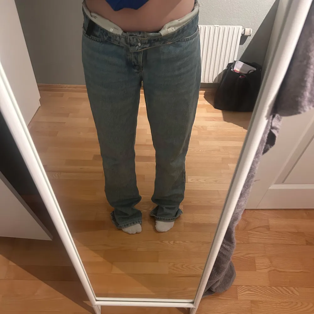 Baggy jeans med låg midja från Lager 157. Lite slitningar vid hälen men annars superfina!. Farkut & Housut.