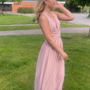 Ljusrosa balklänning/långklänning😍 - Balklänning, superfin, använde på balen förra året och köpte då på plick. Fint skick och insydd av förra ägaren vid brösten och längden som går att sprätta upp enkelt om man vill det. Ingenting som syns som det är nu :) passade bra i längden för mig som är 162 typ och hade klackar. Endast använd vid två tillfällen då förra ägaren hade den en balkväll och även jag. Inga fläckar eller liknande 