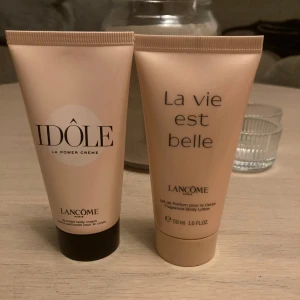 Lancôme Idôle och La Vie Est Belle Body Lotion - Två lyxiga body lotions från Lancôme. Idôle La Power Crème och La Vie Est Belle Lait de Parfum pour le Corps. Perfekta för att återfukta huden med en härlig doft. Båda i praktiska tuber, 50 ml vardera.