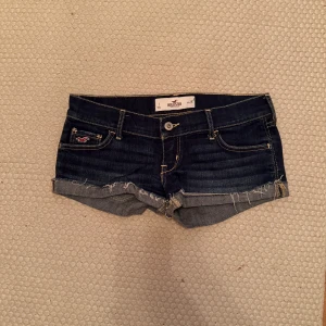Mörkblå lågmidjade jeansshorts från Hollister - Säljer jättesnygga lågmidjade shorts från hollister. Midjemått: 38cm rakt över. Hör av er vid fler frågor💗