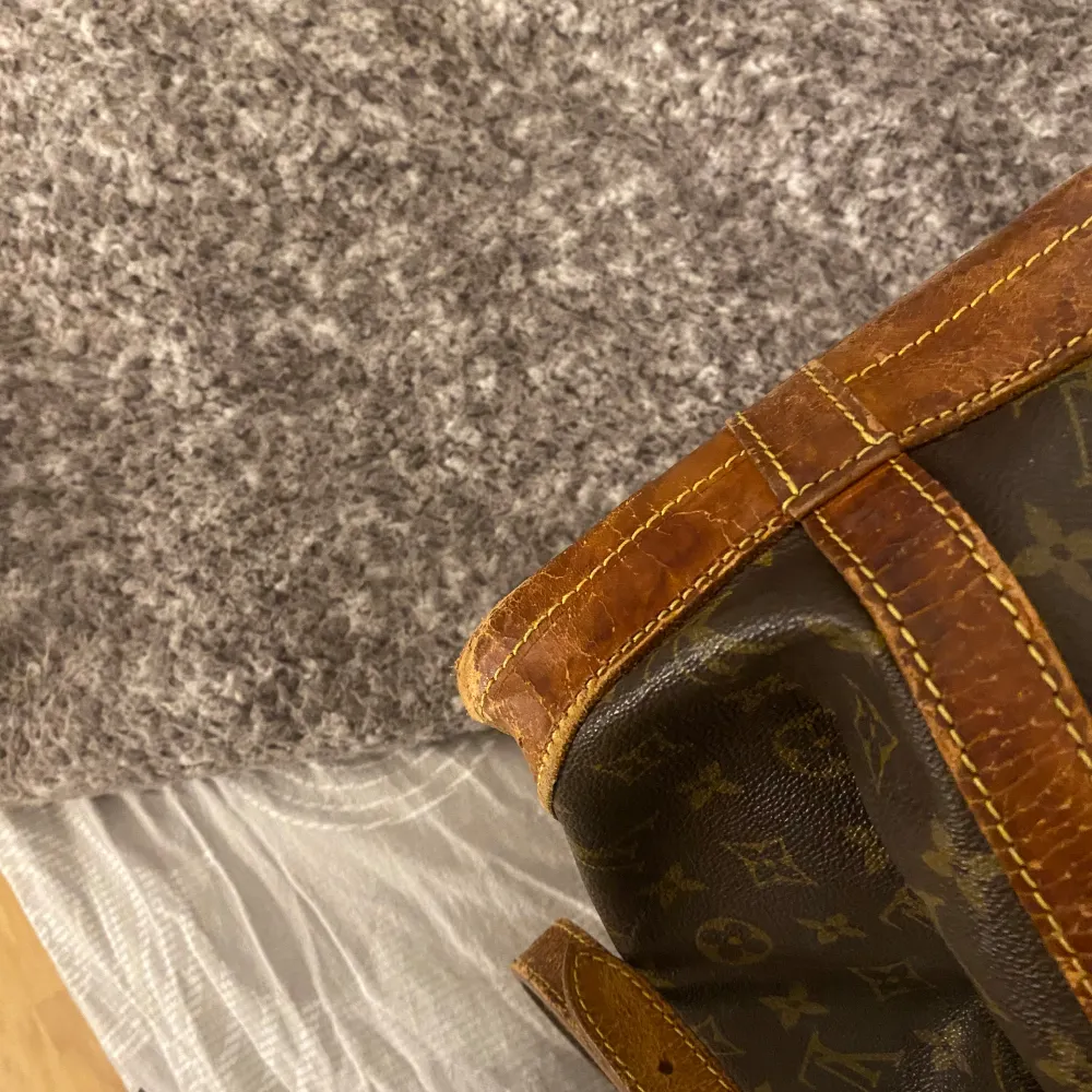 Säljer en klassisk brun axelväska från Louis Vuitton med det ikoniska monogrammönstret. Väskan har justerbara axelremmar och snygga läderdetaljer. Den har lämnats in hos en bra skräddare som lagade fästet på axelremmen💕den har många år kvar och de går att rusta upp. Kom för fler bilder. Laukut & Käsilaukut.