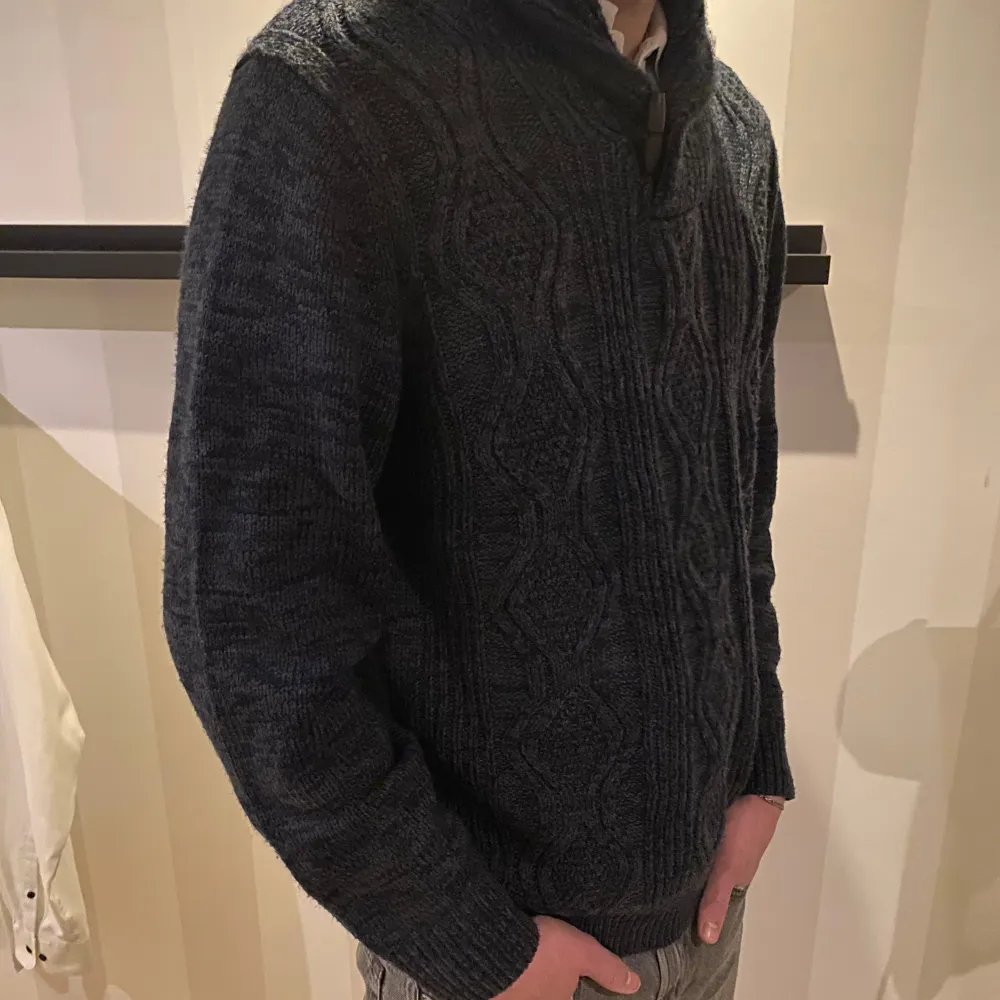 Säljer en snygg mörkblå stickad tröja från Weatherproof. Tröjan har ett diskret mönster och en hög krage med knappdetalj. Perfekt för kyliga dagar. Skön material och är köpte i usa. Knappt använd perfekt för vädret nu som håller dig varm ❄️🌊. Neuletakit & Villapaidat.