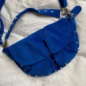 Nitväska - Blå väska, som Valentino med nitar! Aldrig använt väskan, bilderna är lånade!🤩🤗