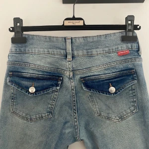 Blå jeans från H&M - Säljer dessa jättesnygga bootcut jeans från H&M. De har inga tecken på användning!🌸🌸         Priset kan diskuteras 🥰