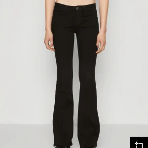 Helt nya svarta jeans  - Supersnygga svarta jeans från Only, lågmidjade och botcut, storlek S/”30, Helt nya lappen är till och med kvar och de är helt slutsålda 