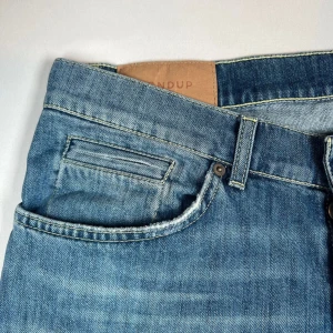 Blå jeans från Dondup - Snygga blå jeans från Dondup. De har en normal passform och är tillverkade i ett slitstarkt denimtyg. Perfekta för en avslappnad stil. 