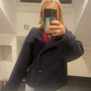 Marinblå kappa  - Snygg svart kappa med hög krage och knappar framtill. Perfekt för kyligare dagar. Klassisk design som passar till det mesta. 🩷