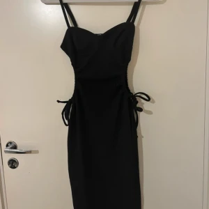 Hanna Schönberg x NAKD - Snygg svart klänning med smala axelband o ribbad design från Hanna Schönberg x NAKD❣️ tajt modell som ger fin passform, fråga om du vill ha fler bilder!