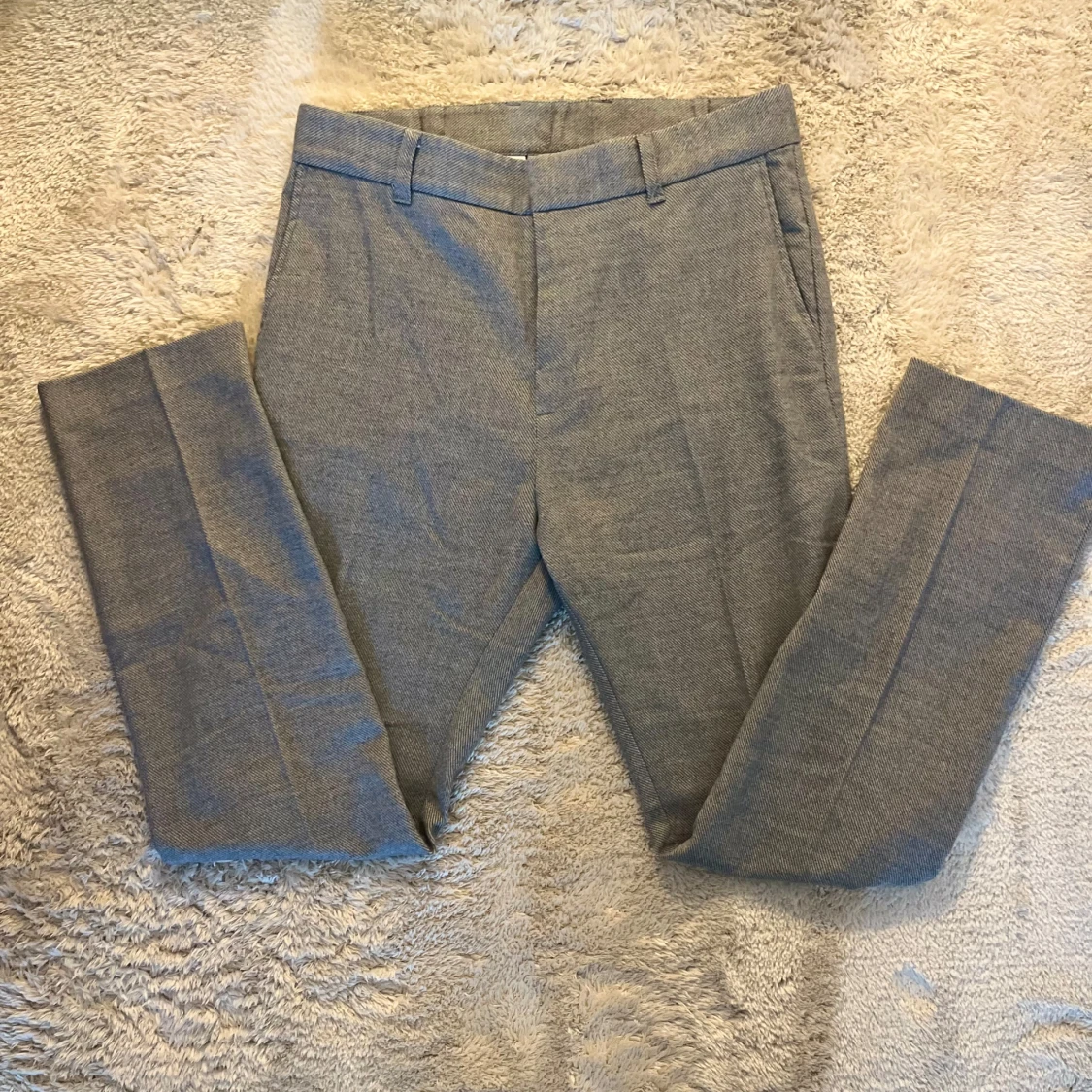 Grå kostymbyxor från Weekday