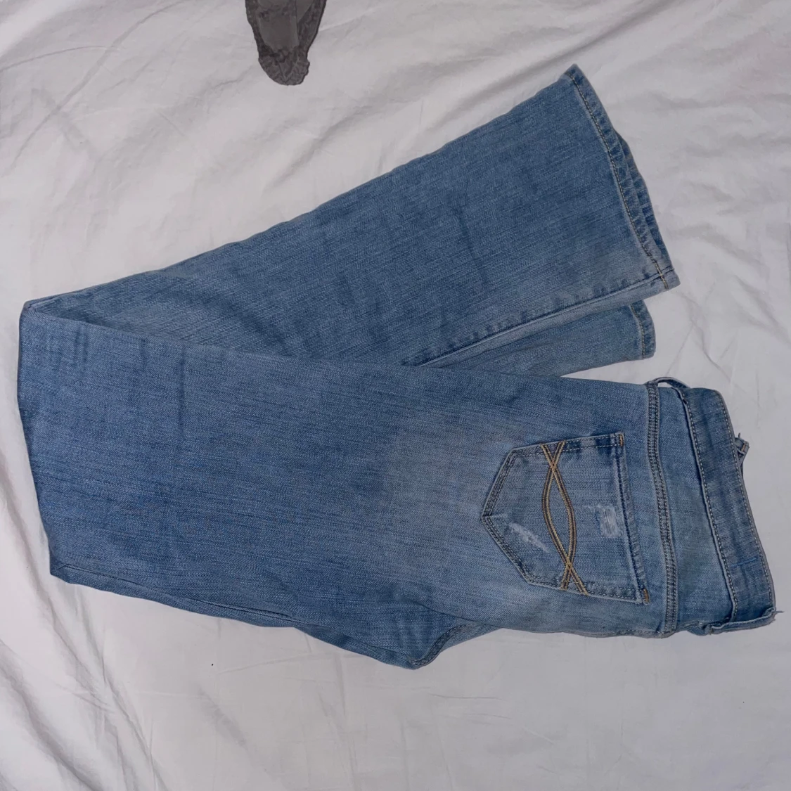 Skitsnygga Blå jeans med slitningar - 3