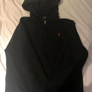 POLO ralph lauren zip - Säljer en as snygg zip up tröja, i mycket bra skick passar dig med storlek S, priset kan diskutera vid snabb affär! 