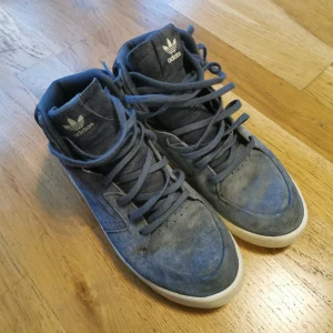 Adidas Tubular sneakers - Snygga Adidas Tubular sneakers i blått med vit sula. Skorna har snörning och Adidas-logga på tungan och hälen. Perfekta för en casual look.
