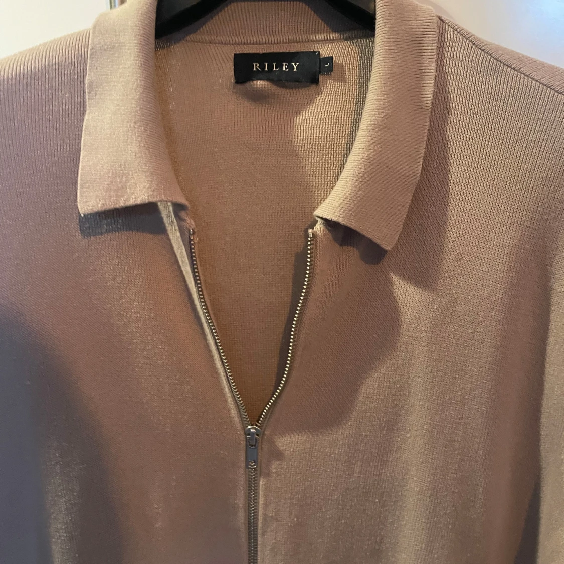 Beige tröja med dragkedja från Riley - 1