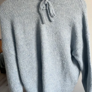 Stickad hoodie Gina Tricot - Mysig ljusblå stickad hoodie från Gina Tricot med knytband vid halsen. Använd någon enstaka gång och helt ny!🩵