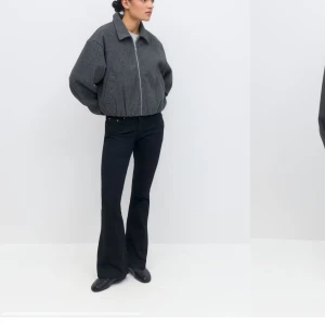 Svarta jeans Gina - Snygga jeans från Gina Tricot som tyvärr är för stora för mig. De är väldigt populära o köptes för 500kr.