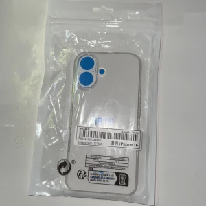 Genomskinligt mobilskal för iPhone 16 16 - Säljer ett stilrent och genomskinligt mobilskal för iPhone 16. Skalet är ganska bra tillverkat och skyddar din telefon mot repor och stötar. Perfekt för dig som vill behålla telefonens ursprungliga design samtidigt som du skyddar den.
