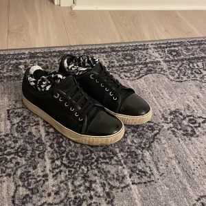 Lanvins 39,40 - Tja säljer ett par lanvins haft dom ett tag nu men har bara tröttnat på skon kom med frågor om ni undrar något om skon.