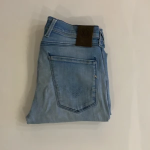 Replay anbass - Feta Replay jeans som är i mycket bra skick utan defekter. En skön slitning på högra knät som ger jeansen en unik touch. nypris på dessa ligger på 2000 vårat pris 299 vid köp av två jeans 499.🙌🏻